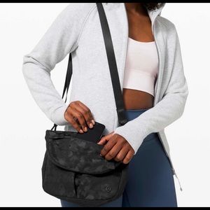 Lululemon all night Festival Bag Black Camo